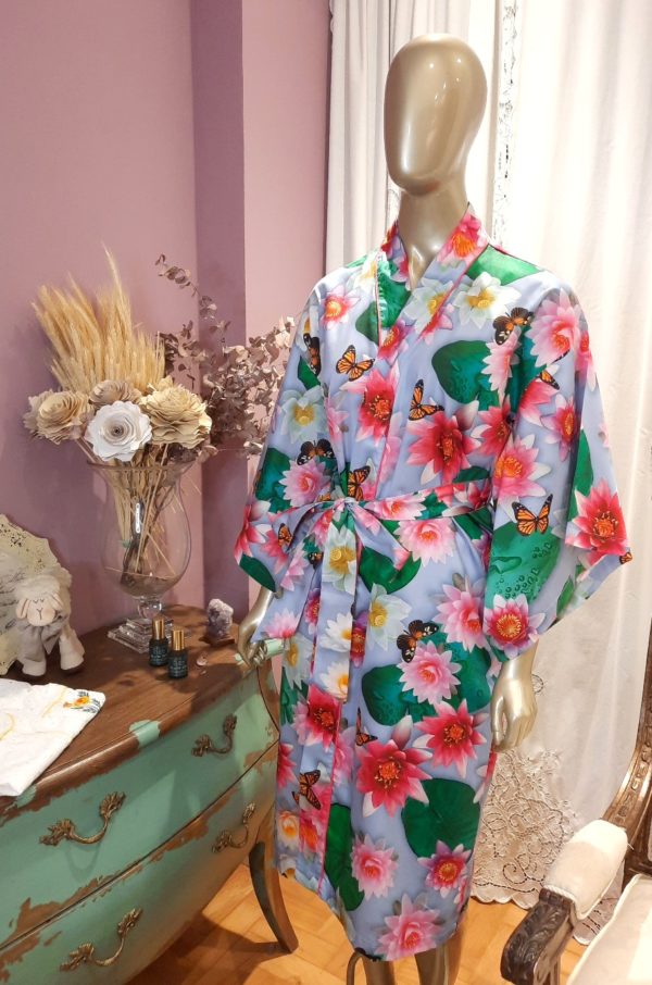 Manequim veste kimono midi com estampa de flor de lotus