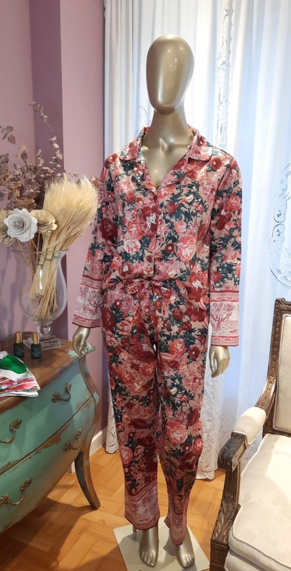 Manequim veste pijama calca e camisa manga longa com estampa floral